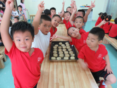 東營經濟技術開發區東凱幼兒園開展&ldquo;做月餅,迎中秋&rdquo;活動